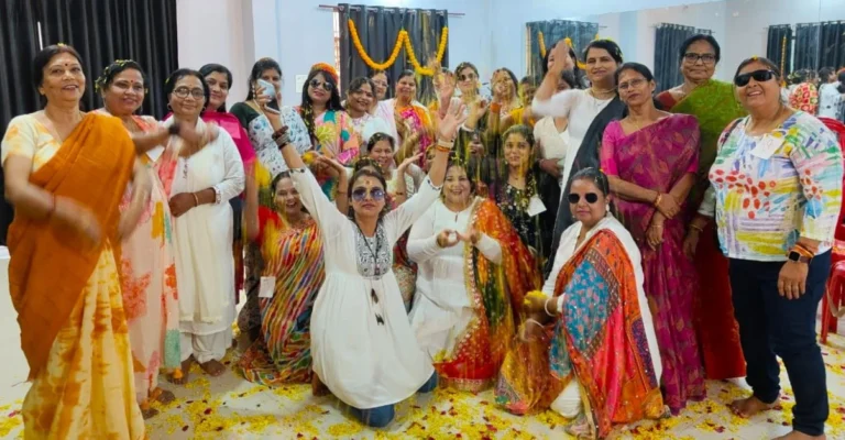 Holi of flowers in Bhilai, women did catwalk in the gathering