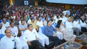 On the stage of Bokaro Steel Plant, women showed illusion and noose of hanging