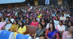 On the stage of Bokaro Steel Plant, women showed illusion and noose of hanging