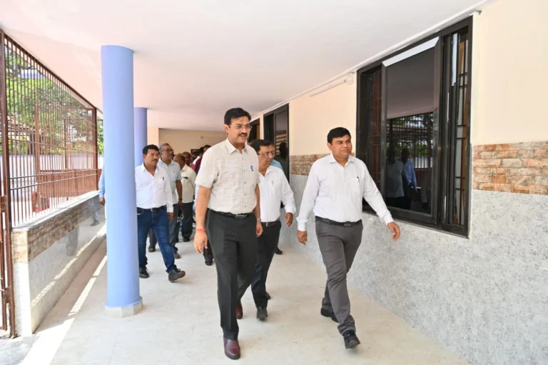 Bhilai Steel Plant The look of Steel Club Sector 4 has changed ED HR cuts the ribbon