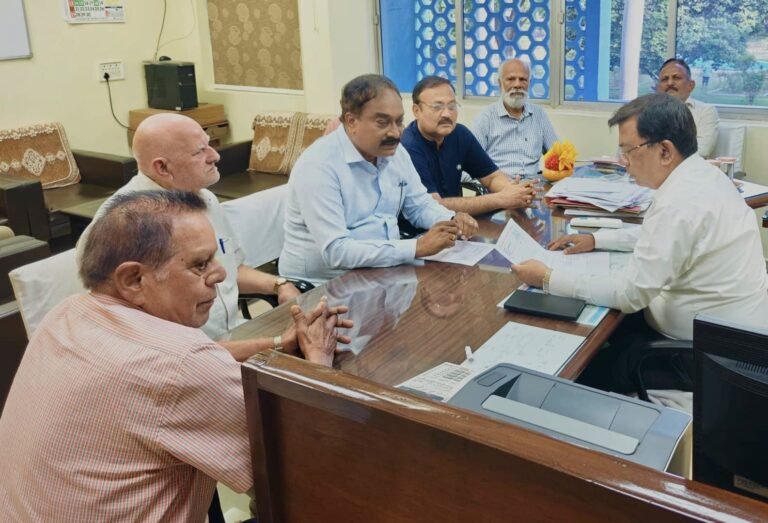 Demand for road repair of HUDCO-Hospital sector before rain, residents met councillor of CGM township