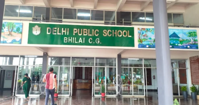 Scorching heat Children are suffering, more than 700 parents of DPS demand to close the school Principal is not receiving the phone