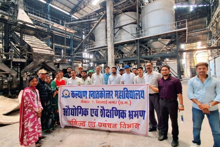 Students of Kalyan College reached Kawardha and learnt the details of sugar production, marketing, processing and management in the factory