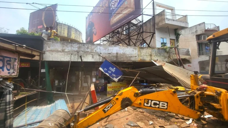 Bhilai corporation's action against encroachers on Surya Mall Chowk, National Highway, Service Road