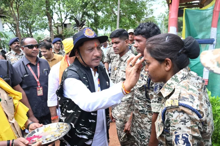 CM-Deputy CM reached among the soldiers who killed 27 Naxalites, read the details