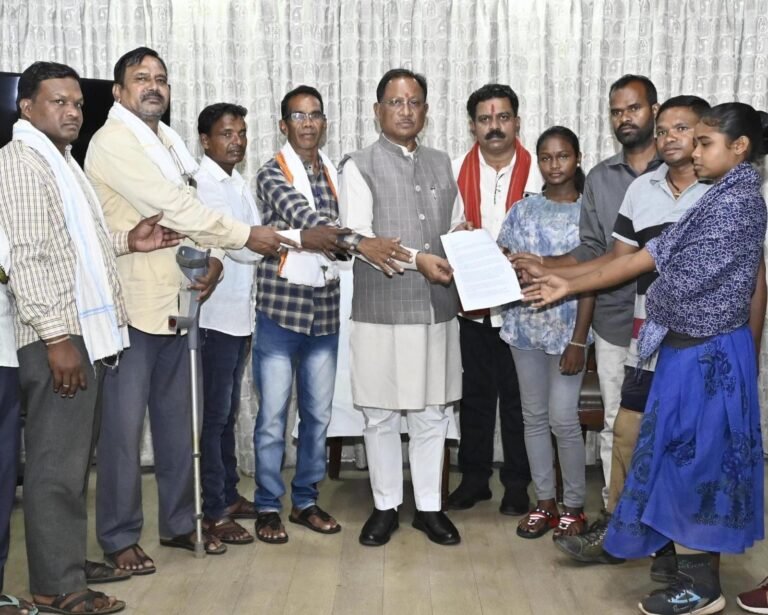 Naxal affected people of Bastar met CM Vishnu Dev Sai and made this demand