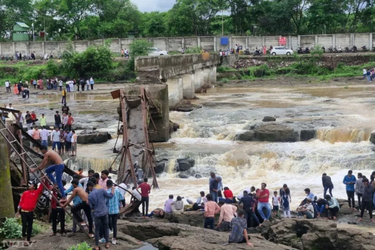 Major accident in Pune 30-year-old bridge collapsed, heavy crowd and overflowing Indrayani river increased the crisis