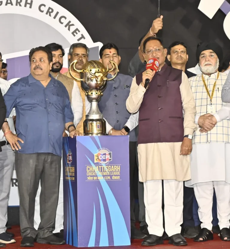 Raipur Chief Minister handed over Winners Cup to the winning teams of Chhattisgarh Cricket Premier League