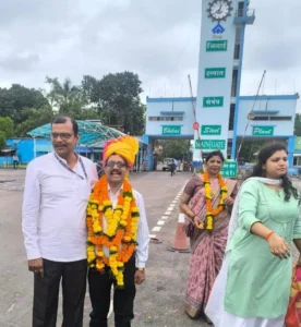 Such a farewell on retirement, head bowed at the gate of Bhilai Steel Plant, eyes filled with tears, watch the video