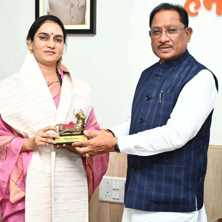 Chief Minister Vishnu Dev Sai honors water woman Shipra Pathak