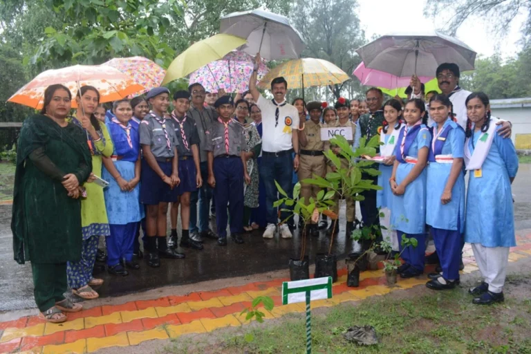 Children taking oath after tree planting at Bhilai Vidyalaya