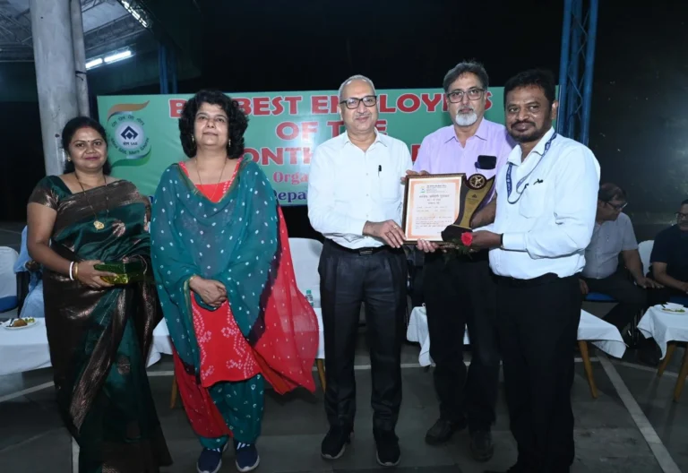 Employees of Bokaro Steel Plant received the Best Employee of the Month Award