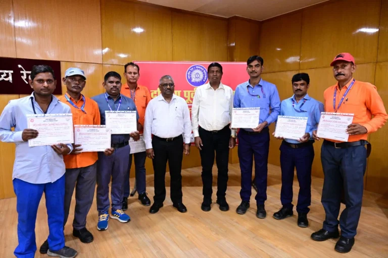 Railway accident averted due to the intelligence of 7 employees, GM gave a gift