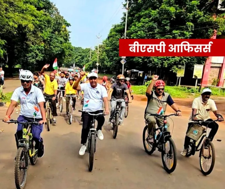 bhilai-steel-plant-officials-took-a-caravan-of-bicycles-under-the-shadow-of-tiranga