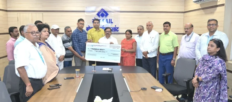 sail-bsl-labourers-family-gets-a-cheque-of-rs-10-lakh