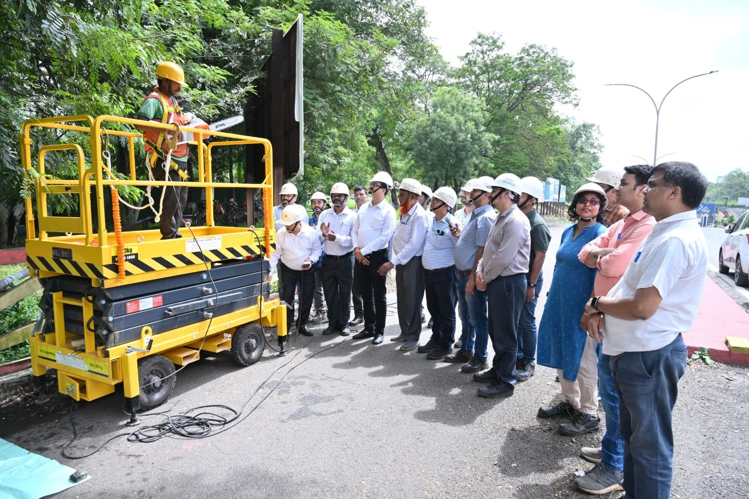 a-big-gift-to-bokaro-steel-plant-a-scissor-lift-will-be-used-from-the-plant-to-the-township