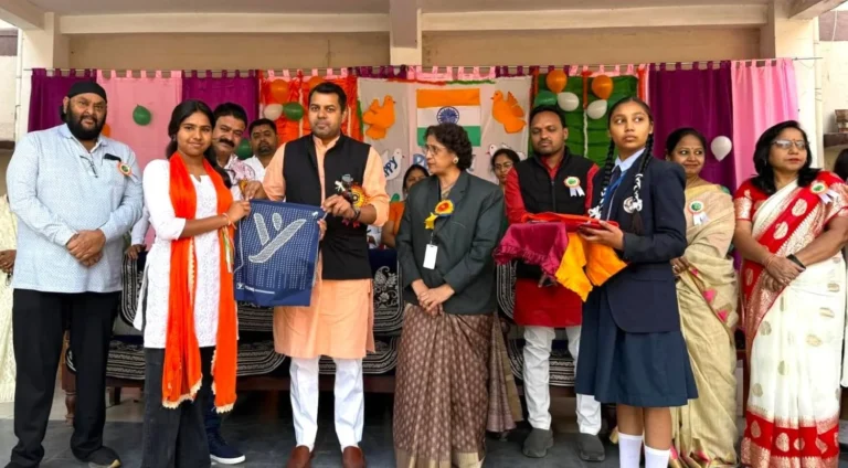 Shri Ram Janmotsav Samiti Youth Wing President Manish Pandey celebrated Republic Day among the children