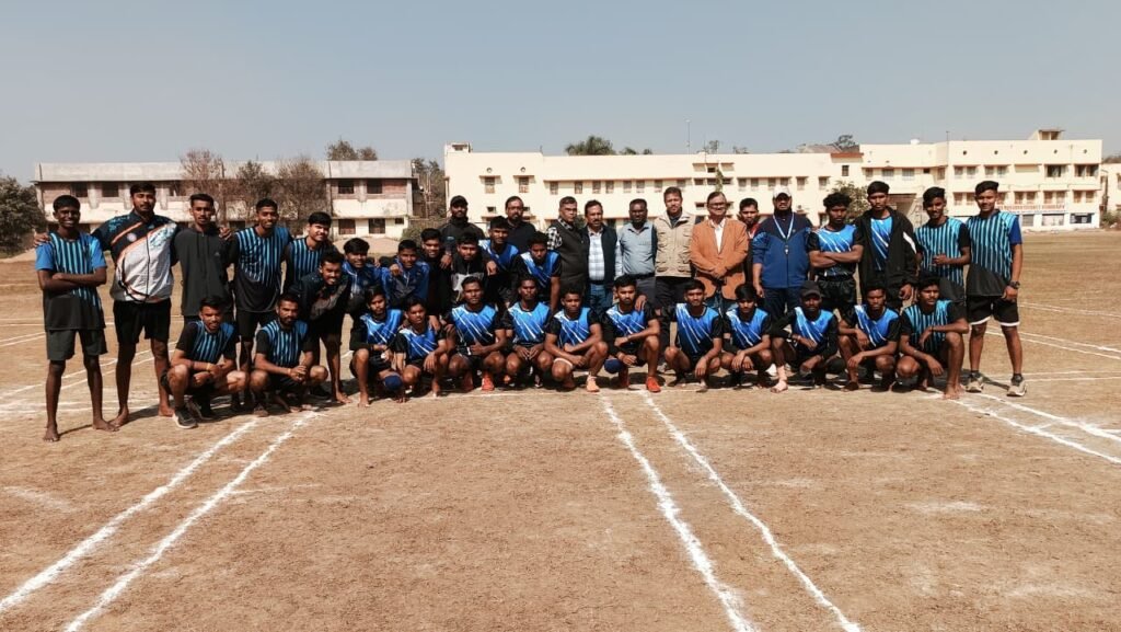 प्रतिभागी टीमों का उत्साहवर्धन करते रहे कॉलेज के सीनियर प्रोफेसर्स।