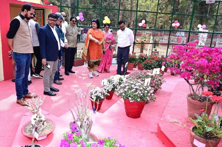 Bokaro Steel Plant Flower show begins ED and employees and officials get lost in the fragrance of flowers